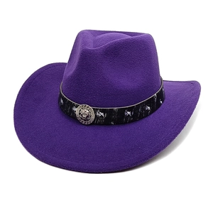 Détail du chapeau de cowboy en laine violette avec bandeau noir et boucle tête de lion argent