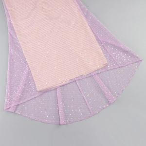 Détail de la maille à paillettes roses et lavande sur une robe moulante sexy et élégante