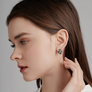 Élégantes boucles d'oreilles carrées géométriques en or et noir avec cristaux brillants