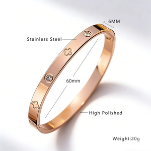 Détail du bracelet trèfle 6mm en acier inoxydable or rose avec accents sertis de diamants
