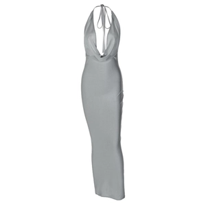 Détail de la robe dos nu licou gris foncé avec une texture lisse et brillante