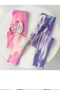 Dettaglio di leggings yoga tie-dye senza cuciture a vita alta con trama a costine