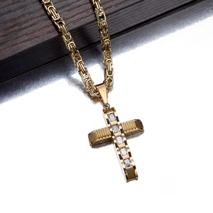Nahaufnahme der goldenen Byzantiner-Kette mit Kreuzanhänger und klarem Edelstein