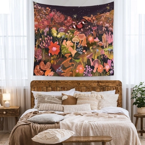 Tapisserie murale bohème forêt de champignons avec ciel étoilé et motif de papillon