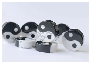 Λεπτομερής λήψη Yin Yang ear plugs από λευκό τυρκουάζ και μαύρο φυσικό λίθο οψιδιανού