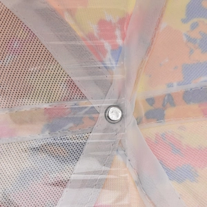 Détail intérieur d'une casquette tie-dye avec coutures renforcées et rivet métallique central