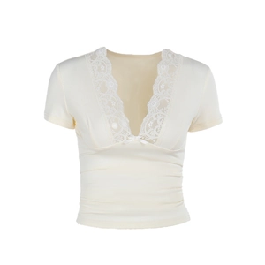 Haut élégant à manches courtes blanc crème avec col en V, dentelle blanche et petit nœud
