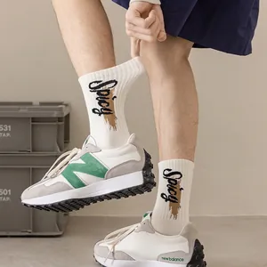 Herren Mittelsocken aus gekämmter Baumwolle mit Spicy-Print und weißen Sneakern