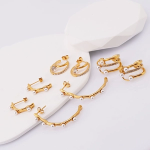 Boucles d'oreilles vintage en titane plaqué or 18K avec perles et pierres de zircon