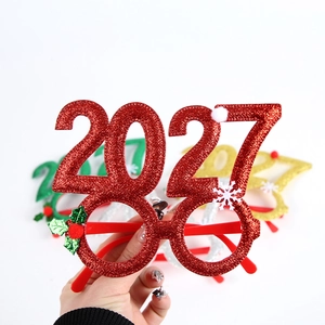 Nahaufnahme der 2027 Weihnachtsbrille mit rotem Glitzer, weißem Pompon und Beerendetails