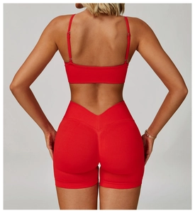 Vue arrière d'un ensemble de yoga rouge sans couture avec short à coupe en V et crop top