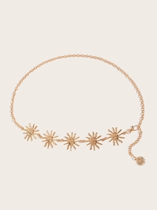 Détail de ceinture chaîne dorée avec charms soleil bohèmes et maillons polis pour robe