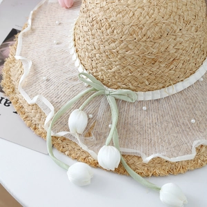 Cappello di paglia con pizzo bianco perle e nastro di velluto verde con tulipani