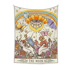Dettaglio dell'arazzo dei tarocchi La Luna con occhio mistico, farfalle e rose colorate