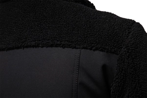 Dettaglio del design patchwork in pile e twill nero sulla spalla e sulla schiena