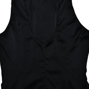 Détail de la fermeture éclair invisible au dos de cette robe longue en satin noir