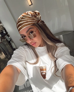Gros plan sur t-shirt blanc imprimé café, avec bandeau et lunettes de soleil mode