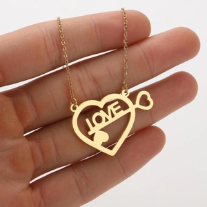Dettaglio della collana con pendente a cuore placcato oro 18k e scritta LOVE intagliata