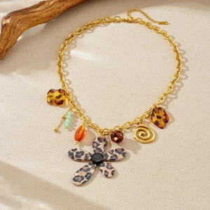 Collier en acier doré avec pendentifs fleurs léopard et perles en résine colorées