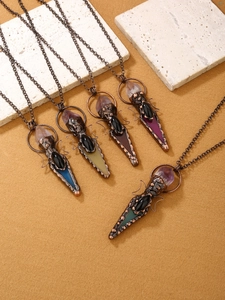 Disposición detallada de collares góticos de bronce con puntas de ágata y cristales lila
