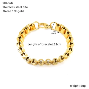 Detail view of 18K gold plated 304 stainless steel chain bracelet with 7-8mm width