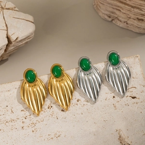 Elegante Ohrstecker mit grünem Achat und Blattmotiv in Gold und Silber auf Naturstein