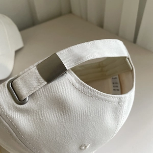 Detail der beige Baumwoll-Baseballkappe mit Metallschnalle und Twill-Stoffstruktur