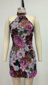 Détail de la broderie florale de luxe à paillettes sur la robe de soirée dos nu en mesh