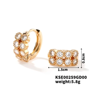 Detailansicht der goldenen Zirkonia-Ohrringe mit Mikro-Inlay-Details und Größenangaben