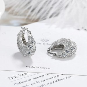 Micro-p鑲 zircon bag-shaped hoop earrings in silver metal with sparkling cubic zirconia
