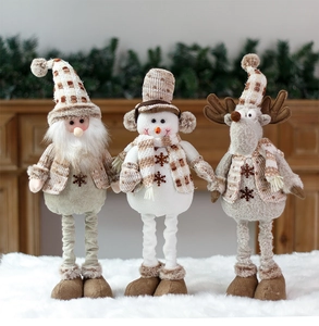 Dettagli dei pupazzi natalizi in maglia con Babbo Natale, pupazzo di neve e renna