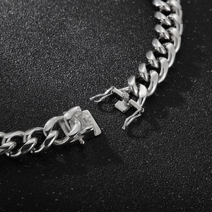 Bracelet gourmette épais pour homme en acier inoxydable argenté avec fermoir détaillé