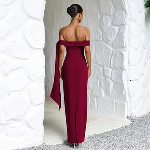 Détail de la robe rouge à épaules dénudées avec ruban latéral et dos ouvert