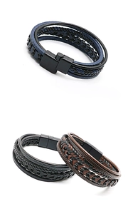 Detailansicht von mehrlagigen Lederarmbändern in Schwarz, Blau und Braun mit Magnetverschluss