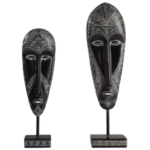 Afrikaanse tribale maskers van kunsthars met witte geometrische patronen op standaard