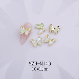 Detalle de dijes de mariposa de cristal 3D para uñas en amarillo moka de 10x12mm