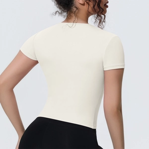 T-shirt de yoga ajusté blanc crème avec tissu respirant et coupe dos sculptante