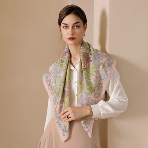 Foulard di seta vintage francese con stampe floreali su sfondo rosa elegante