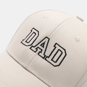 Primer plano del bordado DAD con contorno negro en gorra de béisbol de algodón beige