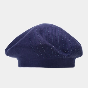 Détail d'un béret tricoté bleu marine orné de strass brillants et bordure élastique