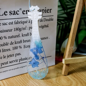 Pendentif pipa en résine fait main avec fleurs séchées bleues et paillettes sur cordon