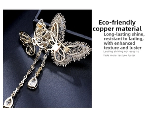 Détail du dos d'une broche papillon montrant la texture du métal et le fermoir de sécurité