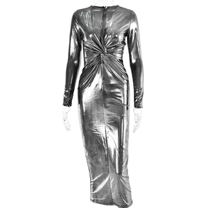 Robe longue argentée chic à col en V et manches longues avec détail noué sur le devant