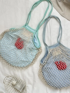 Minimalistische gewebte Baumwolltaschen mit Innentaschen und Fisch-Anhängern in Sommertönen