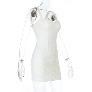Vue latérale de la mini-robe en dentelle blanche montrant la texture florale précise