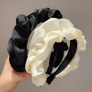 Serre-têtes élégants en satin plissé pour femmes en noir et beige avec texture volumineuse