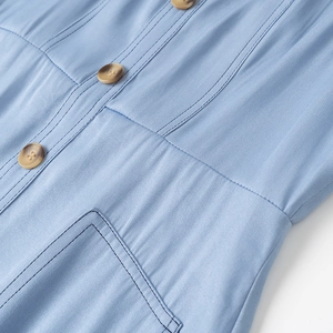 Abito in denim slim fit con texture azzurra e classici bottoni rotondi marroni