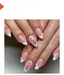 Gros plan d'ongles French amande avec des motifs de tulipes roses peints à la main