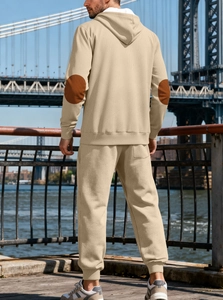 Vue arrière du survêtement beige pour homme avec texture géométrique et écussons aux coudes