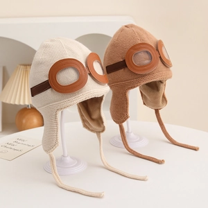 Winter-Strickmütze für Kinder mit Ohrenklappen und Fliegerbrille in Beige und Karamell